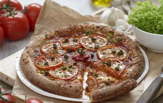 Tomaten-Pizza mit Pistazien