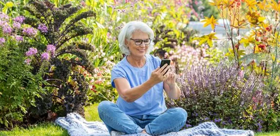 Gartenfreizeit - Frau mit Handy im Garten (GS671695.jpg)