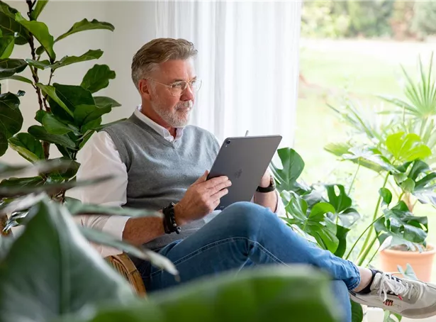 Pflanzenambiente - Mann mit Tablet